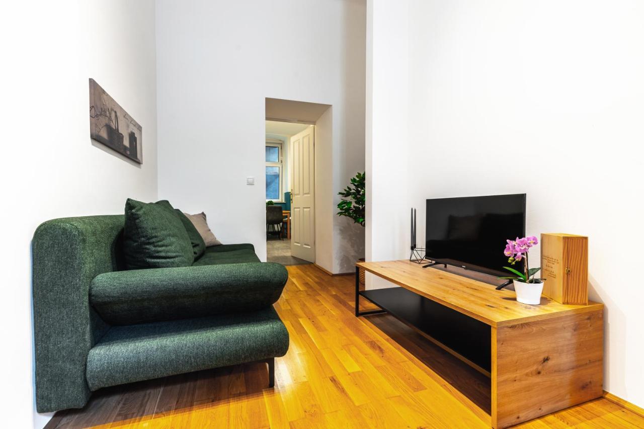 Stylish Designed Apartment In A Calm District Вена Экстерьер фото